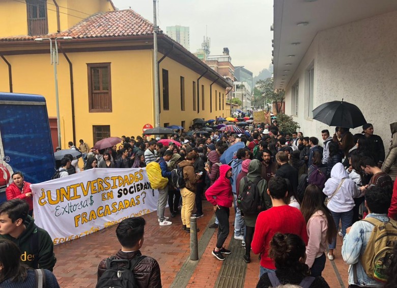En Bogotá, estudiantes de universidades privadas también respaldan la movilización. FOTO Tomada del Twitter de Sandra Borda