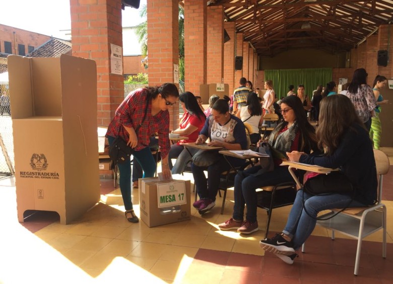 Jornada de votación en la escuela Fernando González, en Envigado. FOTO CARLOS VELÁSQUEZ