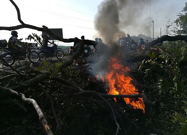 Por pequeños incendios en las vías, chamizos atravesados y escombros, el paso en algunas zonas está restringido a un carril. FOTO MANUEL SALDARRIAGA