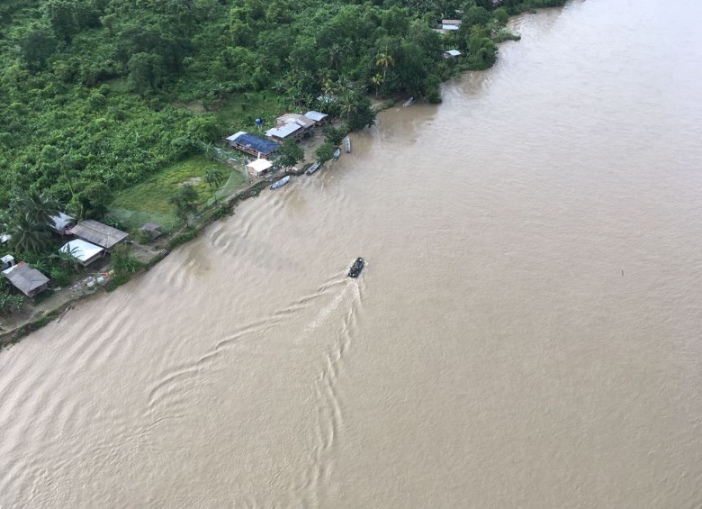 La Armada Nacional realizó varios sobrevuelos por el río Naya para ubicar a Iber Angulo Zamora. FOTO cortesía armada
