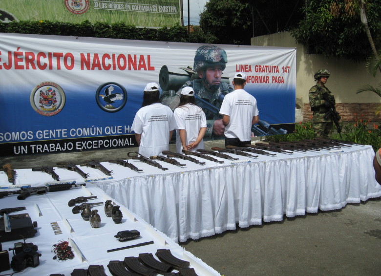 El ministerio de Defensa espera que las Farc dejen por lo menos 14.000 armas. En Cuba se discute el mecanismo de dejación. En la foto, arsenal incautado al grupo guerrillero. FOTO alexander macías 