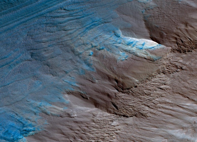 Vista oblicua con la cámara HiRISE de la erosión en el borde de depósitos del polo sur marciano, en donde existen capas de hielo. FOTO Nasa/JPL/University of Arizona