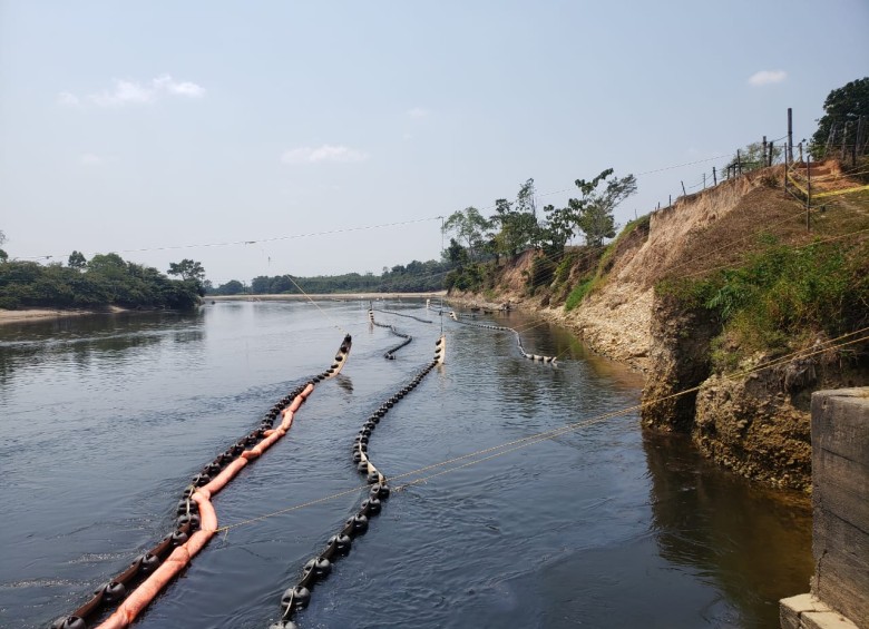 El petróleo ha recorrido 125 kilómetros, afectando la quebrada La Llana y el río Catatumbo. FOTO Cortesía Ecopetrol