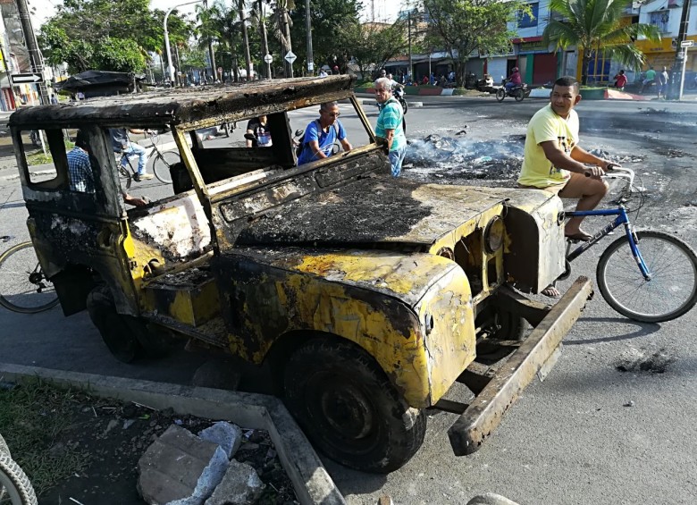 Un carro fue incinerado en el municipio de Apartadó. FOTO MANUEL SALDARRIAGA