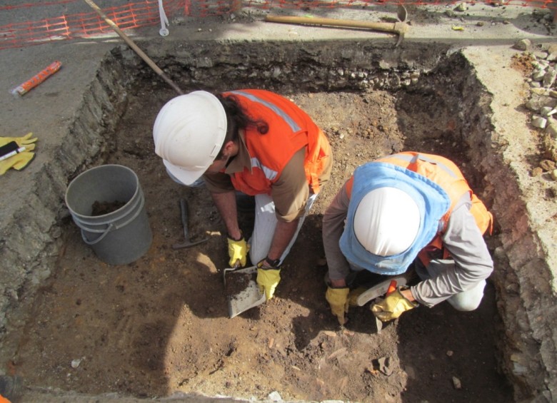 Arqueólogos de Epm trabajando en el proyecto de Centro Parrilla. FOTO Cortesía Epm