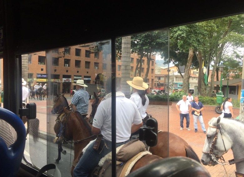 Cabalgata del día sin carro en pleno Parque de El Poblado, en Medellín. FOTO CORTESÍA.