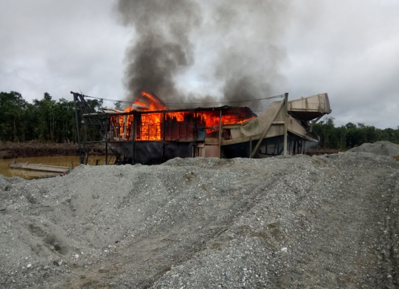 Efectivos del Ejército y la Policía destruyeron instalaciones y maquinaria destinadas para la minería ilegal en los ríos Quito, Tamaná y Cabí. FOTOS EJÉRCITO