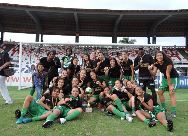 Luego del esfuerzo en la cancha del Romelio Martínez, las paisas celebraron. Para 4 de ellas viene el Mundial. FOTO cortesía LAF