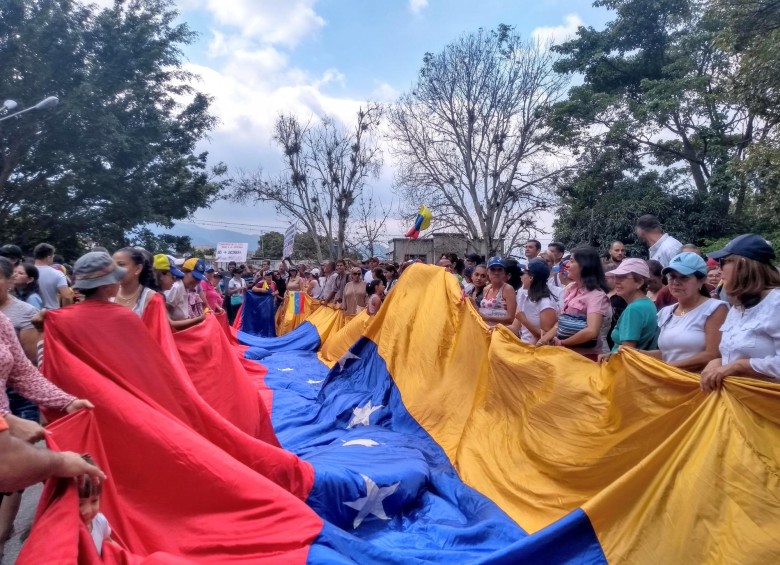 Los ciudadanos salieron a las calles el pasado jueves, en la ciudad de San Cristóbal, Venezuela, en contra del gobierno de Nicolás Maduro y en respaldo a la Asamblea Nacional que ha sido desconocida por el mandatario de este país. FOTO Rosalinda hernández