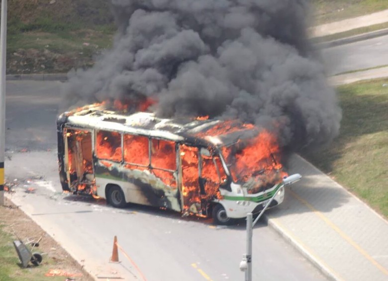 El 01/4/16, en otro paro armado nacional por la muerte del cabecilla “Guagua”, quemaron bus en la Loma de los Bernal y pintaron grafitis en El Limonar y El Rincón.