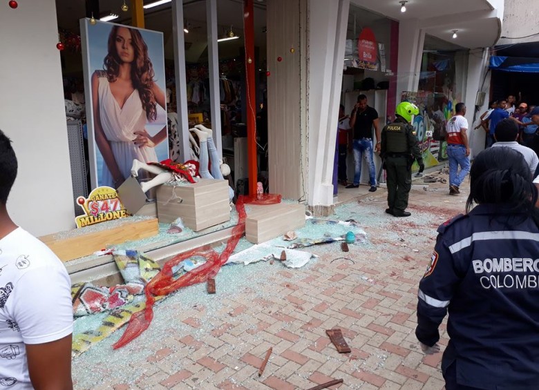 Así quedó parte de la fachada del local comercial. FOTO TOMADA DE FACEBOOK SAHAGÚN EN LÍNEA