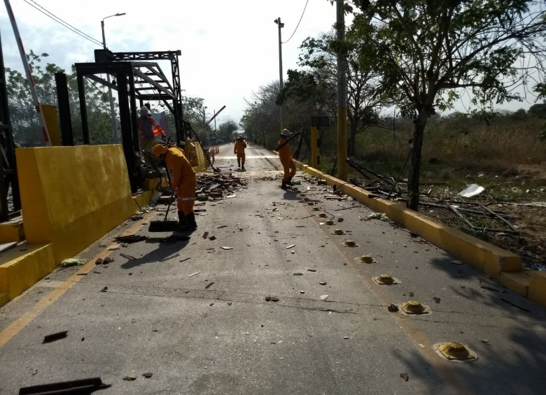 Tras labores de limpieza, se reanudó el paso por los dos peajes atacados en el paso de la Ruta del Sol 2. FOTO Colprensa