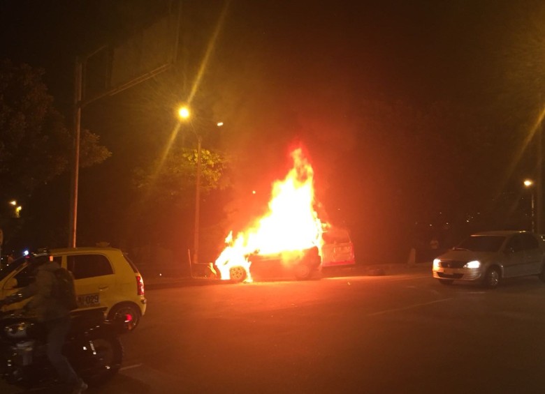Un carro se incendió en la Aguacatala 
