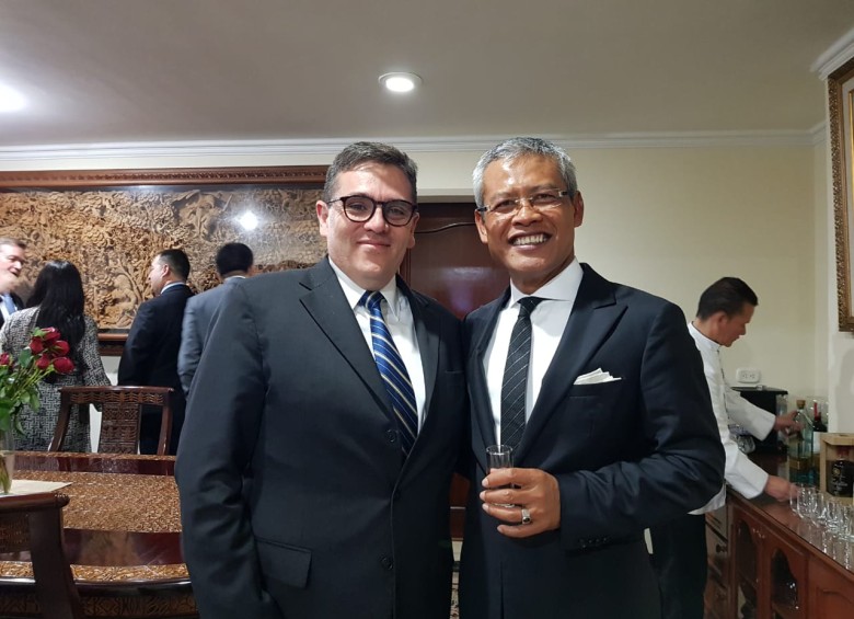 Juan Camilo Valencia González (Izq), embajador de Colombia en Indonesia, junto a Priyo Iswanto, embajador de Indonesia en Colombia. FOTO: Cortesía