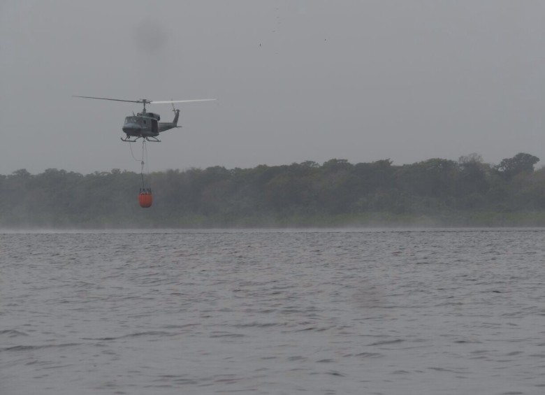 La ciénaga de Marimonda sirvió para abastecer de agua los 3 helicópteros de la FAC usados para dominar el fuego. FOTO Cortesía