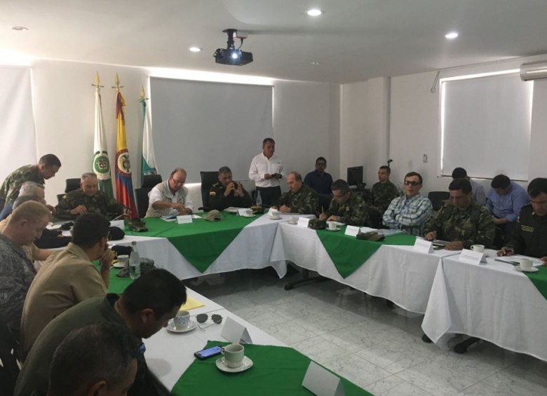 La fuerza pública, el Ministerio de Defensa y los alcaldes locales reunidos en Urabá. FOTO MINISTERIO DE DEFENSA