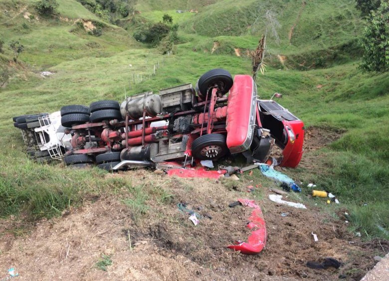 Este fue el accidente que ocurrió en la vía Llanos de Cuivá-Tarazá. FOTOS CORTESÍA