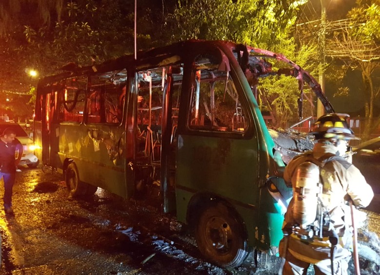 Así quedó el bus del metro tras el incendio. Foto: Cortesía Guardianes Antioquia