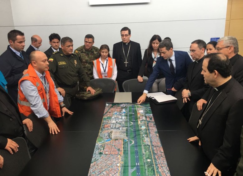Revisaron los planos del aeropuerto Holaya Herrera, donde será la ceremonia litúrgica. FOTO CORTESÍA.