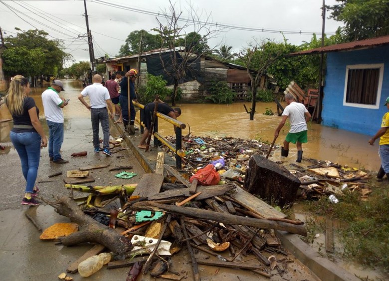 Las autoridades trabajan en la evacuación de las aguas. FOTO CORTESÍA ALCALDÍA DE CAUCASIA