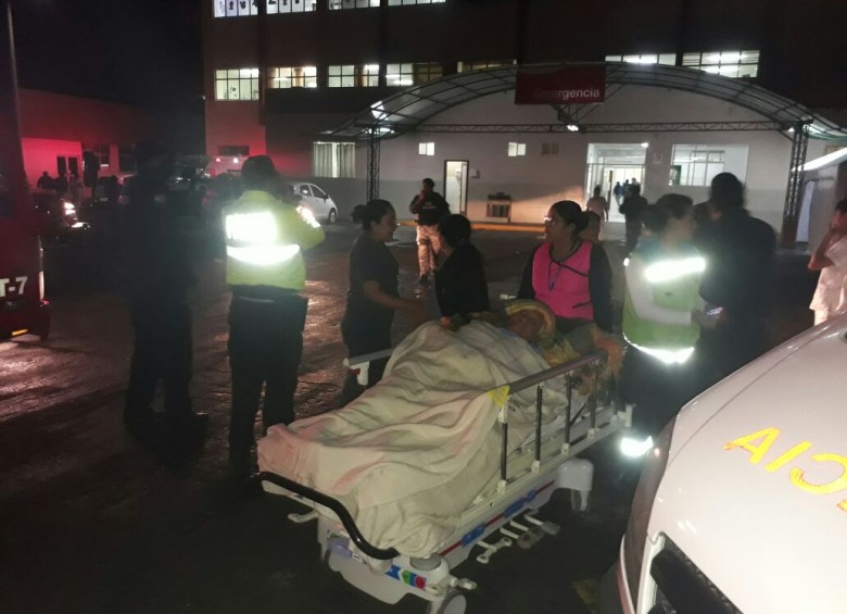 Foto de la evacuación del hospital. Foto: tomada de la cuenta de Twitter @PoliciaEcuador. 