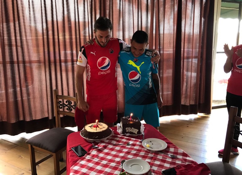 Luis Zubeldía y Luis Carlos Arias celebraron sus cumpleaños en medio de la concentración roja. FOTO cortesía-dim