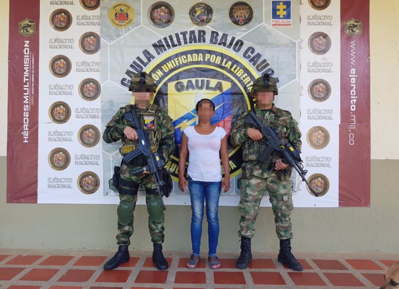Alias Luisa fue capturada en zona rural de Tarazá. FOTO CORTESÍA EJÉRCITO