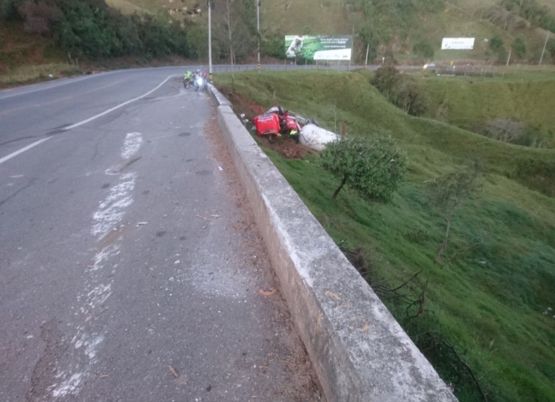 Dos camiones se volcaron este lunes festivo en las vías de Antioquia