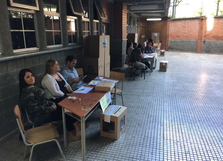 El puesto de votación en el colegio José Manuel Restrepo Velez de Envigado. FOTO ESTEBAN VANEGAS