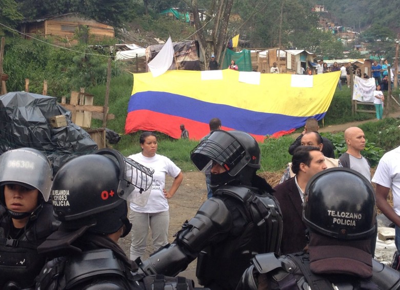 La diligencia se desarrolla desde las 6 de la mañana de este jueves en el suroccidente de Medellín. FOTO JULIO CÉSAR HERRERA