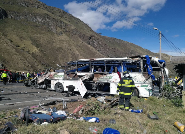 El bus de pasajeros que se accidentó ayer a 80 kilómetros de Quito, Ecuador, llevaba 34 pasajeros, entre ellos 23 de nacionalidad colombiana. FOTO afp.