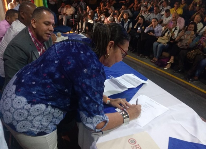 La alcaldesa de Tarazá, Gladys Rebeca Miguel, fue una de las que firmó el acuerdo.