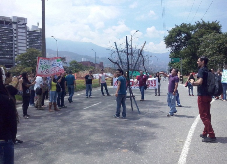 El grupo de ciudadanos protestan contra el proyecto de Parques del Río. FOTO ANDRÉS ABELLO