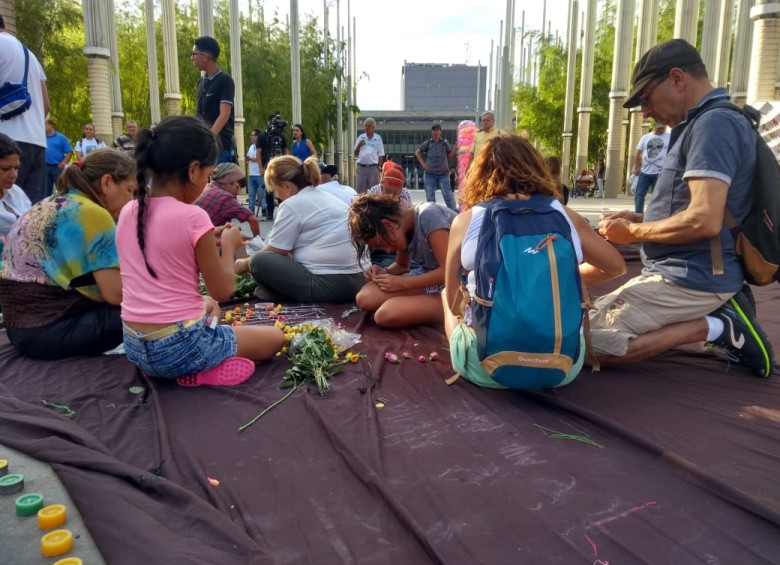 613 flores para recordar a las víctimas de la violencia homicida en Medellín