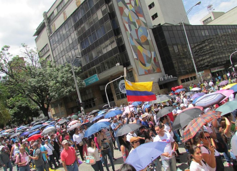 Una multitudinaria marcha se realiza desde las 10:00 de la mañana en el centro de Medellín por el paro nacional indefinido de educadores. Foto asdem @asdemorgco