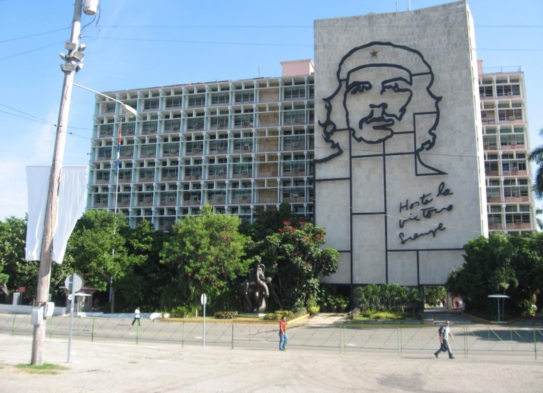 En la Plaza de la Revolución también hay una figura del Che. El complejo escultórico, donde reposan sus restos fue también muy visitado. FOTO Archivo EL COLOMIBIANO