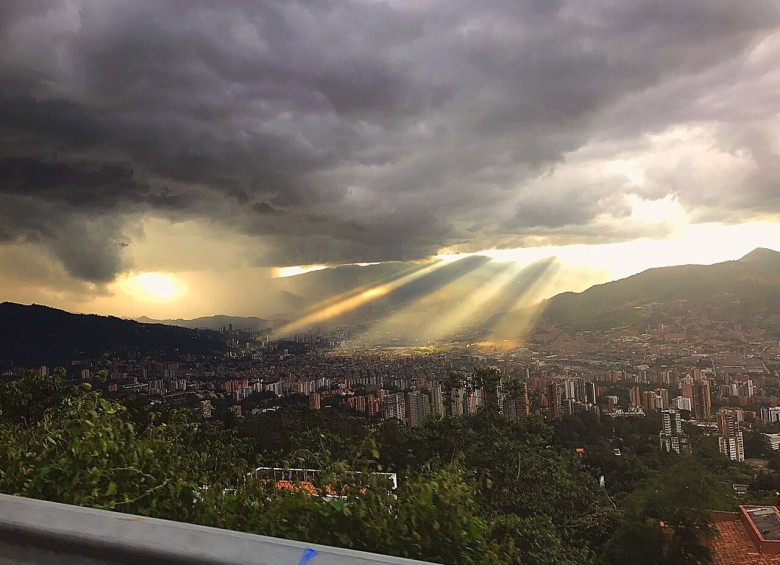 Imágenes del atardecer en Medellín el 27 de marzo compartidas en redes sociales. FOTO @ElianaGomez