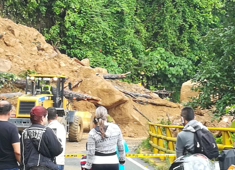Derrumbe tiene bloqueada la autopista Medellín- Bogotá