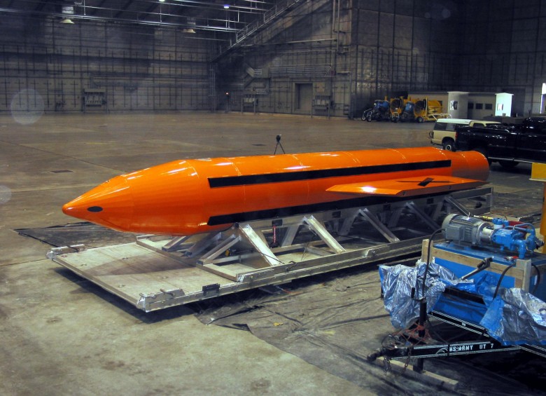 Fotografía del Departamento de Defensa de Estados Unidos (DOD), que muestra un ejemplar de la bomba GBU-43 MOAB. FOTO EFE