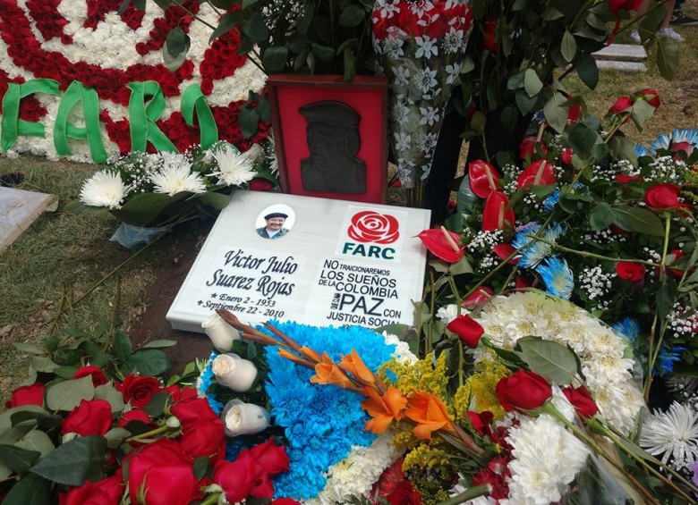 COn flores y mensajes, las Farc rindieron homenaje al extinto jefe guerrillero, alias “Mono Jojoy”