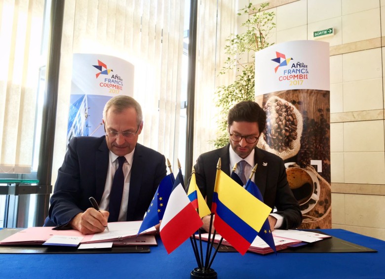 Los representantes de ProColombia y de Business France firmaron un acuerdo de cooperación ayer. FOTO Cortesía ProColombia