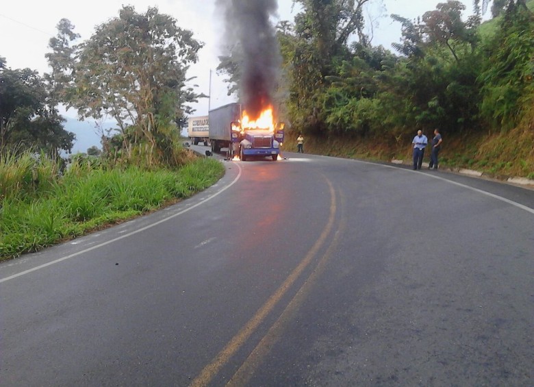 Eln quema tractomula en Valdivia y un bus en Toledo