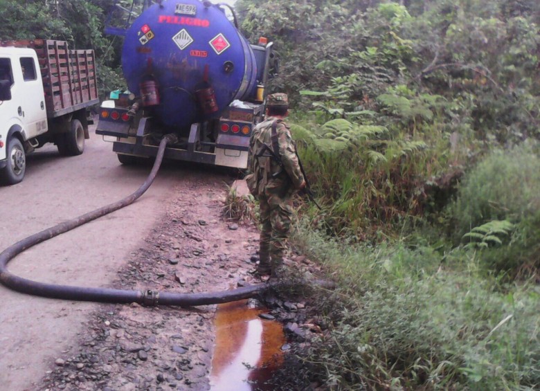 El Ejército y técnicos han recuperado 70 barriles de los 722 que obligaron a derramar las Farc en la vereda Los Achapos, zona rural del municipio de Puerto Asís, Putumayo. FOTO CORTESÍA
