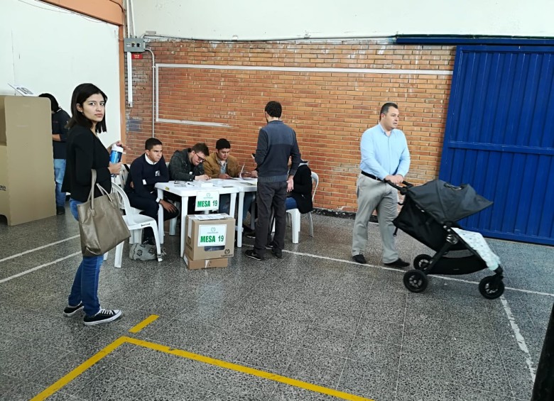 Padres en compañía con sus hijos ejerciendo el voto en el Instituto Pedagógico Nacional en la ciudad de Bogotá. FOTO MANUEL SALDARRIAGA
