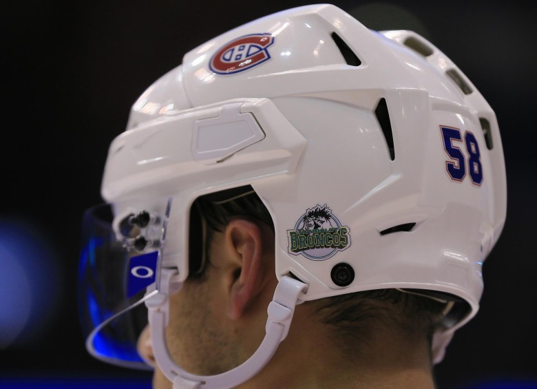 Noah Juulsen, defensa del Montreal Canadiens, luce en su casaco un logo del equipo accidentado. FOTO REUTERS