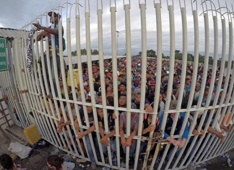 Miles de migrantes hondureños, que salieron en caravana de su país con destino a Estados Unidos, viven una tensa espera en el puente fronterizo entre México y Guatemala. EFE