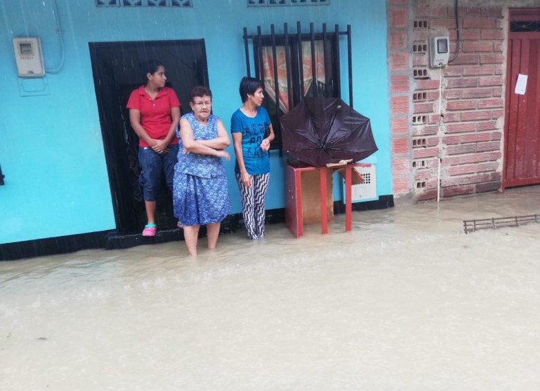 Aspecto de la inundación de la quebrada La Reina, en el municipio de Caracolí, Antioquia. Foto cortesía @hectord82 