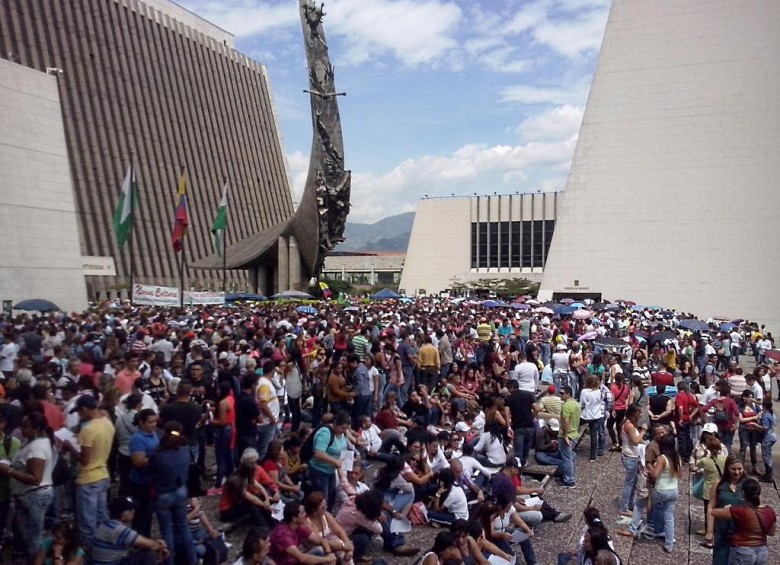 El plantón congregó a más de 8.000 personas entre docentes y funcionariosen el sector de La Alpujarra rechazando los incumplimientos del Gobierno. FOTO Ferney Jaramillo G. @ferneydario 