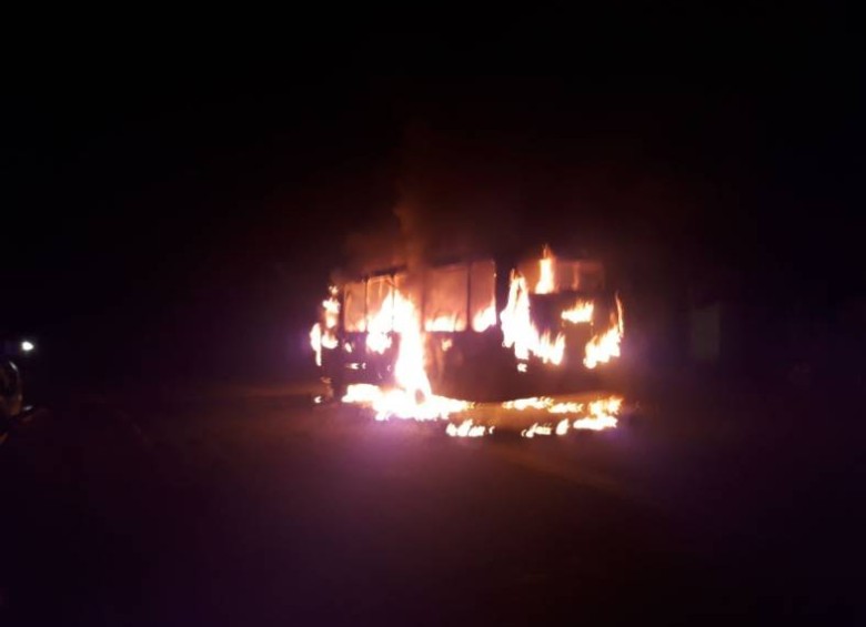 El bus fue incinerado por hombre armados en Cauca. FOTO CORTESÍA EL PAÍS