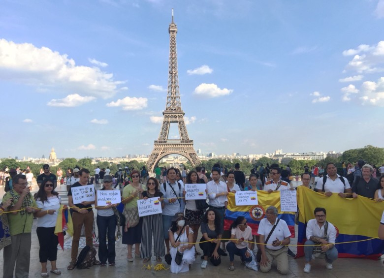 En París, frente a la Torre Eiffel, los connacionales rechazaron las muertes violentas en Colombia. 